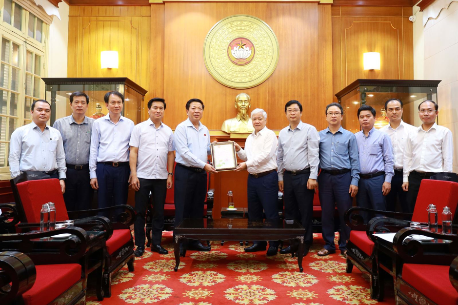 Chủ tịch Ủy ban Trung ương Mặt trận Tổ quốc Việt Nam Đỗ Văn Chiến trao Thư cảm ơn nghĩa cử cao đẹp của Bộ X&acirc;y dựng.