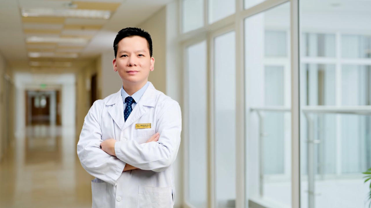 TS.BS Đ&agrave;o Đức Dũng - người đ&atilde; thực hiện v&agrave; chủ tr&igrave; h&agrave;ng trăm ca phẫu thuật phức tạp