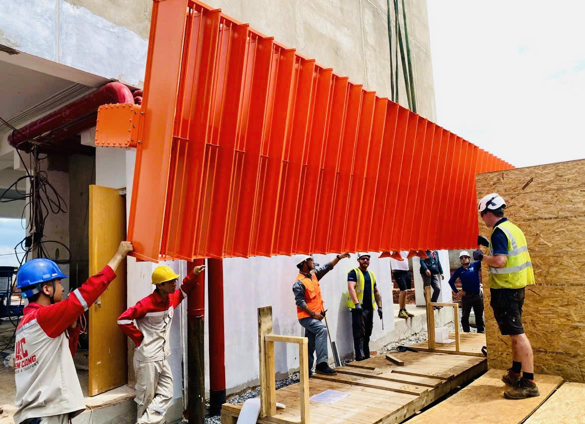 C&aacute;c kỹ sư v&agrave; chuy&ecirc;n gia kiểm tra hệ thống anten thứ cấp trước khi đưa l&ecirc;n th&aacute;p lắp đặt.