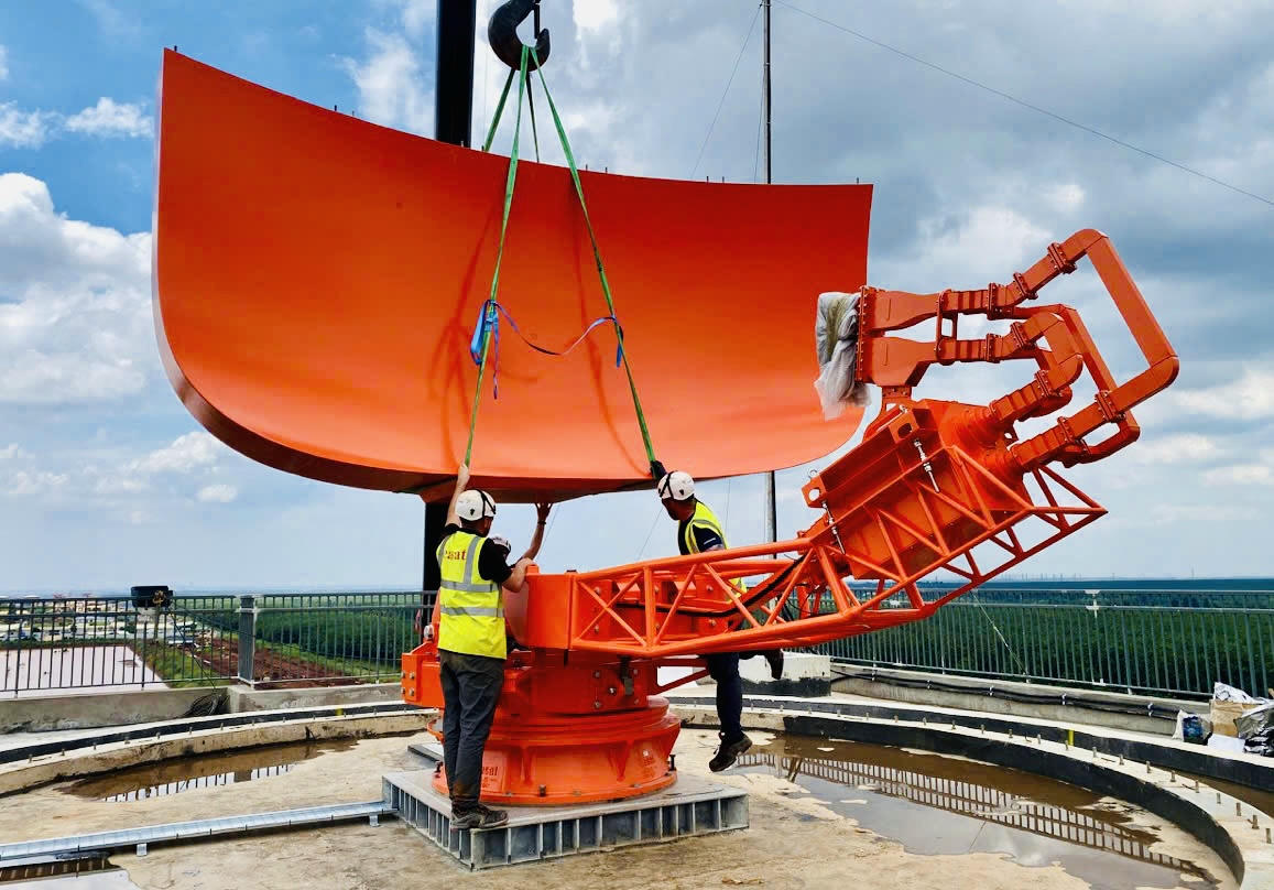 Lực lượng kỹ thuật tiến h&agrave;nh lắp đặt hệ thống anten radar sơ cấp.