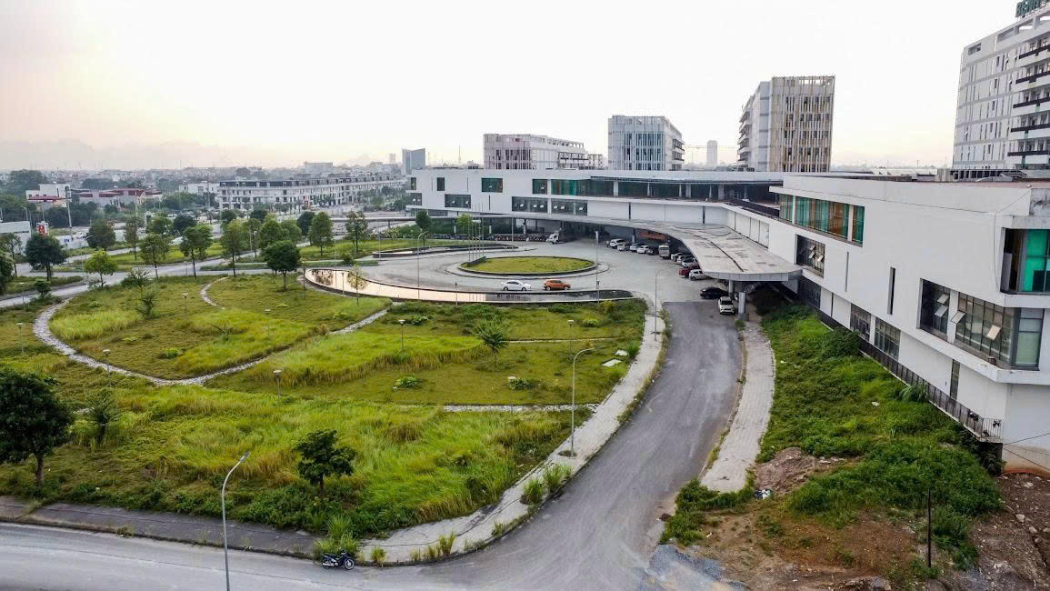 Bệnh viện Hữu nghị Việt Đức cơ sở 2 quy m&ocirc; 1.000 giường bệnh nội tr&uacute;, đ&aacute;p ứng khoảng 3.500 lượt kh&aacute;m mỗi ng&agrave;y.