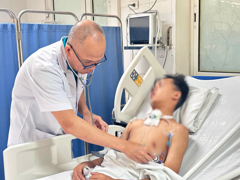 Ph&oacute; Gi&aacute;o sư, Tiến sĩ Nguyễn Hồng H&agrave;, Trưởng khoa Phẫu thuật H&agrave;m mặt-Tạo h&igrave;nh v&agrave; Thẩm mỹ, Bệnh viện Hữu nghị Việt Đức kh&aacute;m cho bệnh nh&acirc;n sau phẫu thuật.