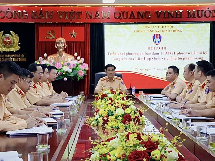 Đại tá Trần Đình Nghĩa, Trưởng Phòng CSGT phát biểu chỉ đạo hội nghị.