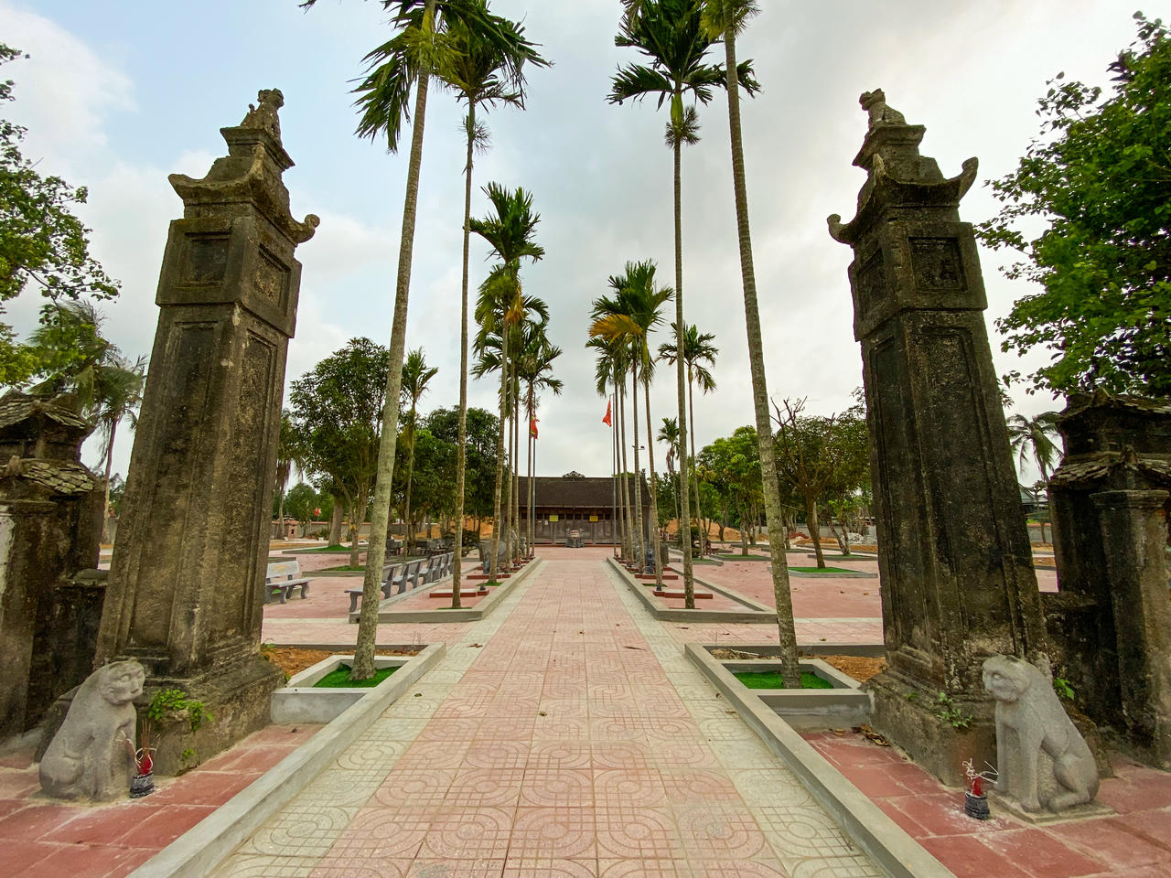 Đền Thần lưu giữ nhiều hiện vật cổ được chế tạo tinh xảo từ đ&aacute; như tượng hổ chầu, ngựa chiến... Ảnh: Quốc Hưng