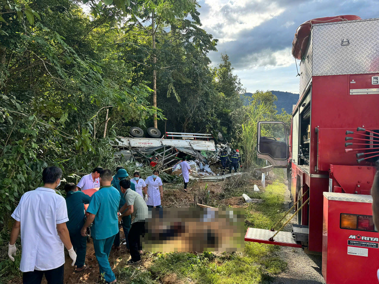 Lực lượng chức năng&amp;amp;nbsp;đưa c&aacute;c nạn nh&acirc;n bị kẹt ra ngo&agrave;i.
