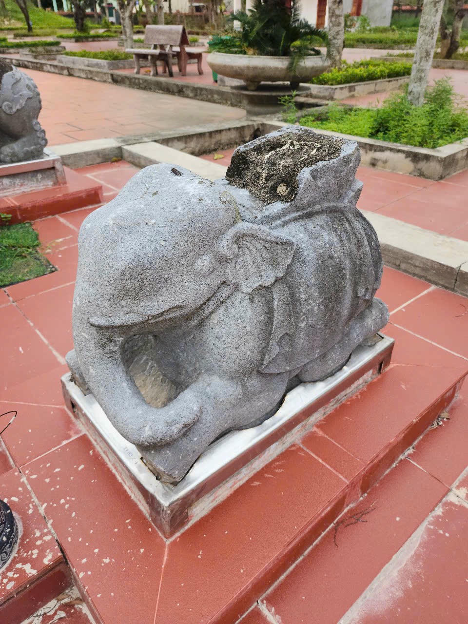 Tượng voi cổ tại đền Thần hiện được đổ b&ecirc; t&ocirc;ng, gia cố khung bảo vệ tr&aacute;nh trộm. Ảnh: Hồ H&agrave;&amp;amp;nbsp;