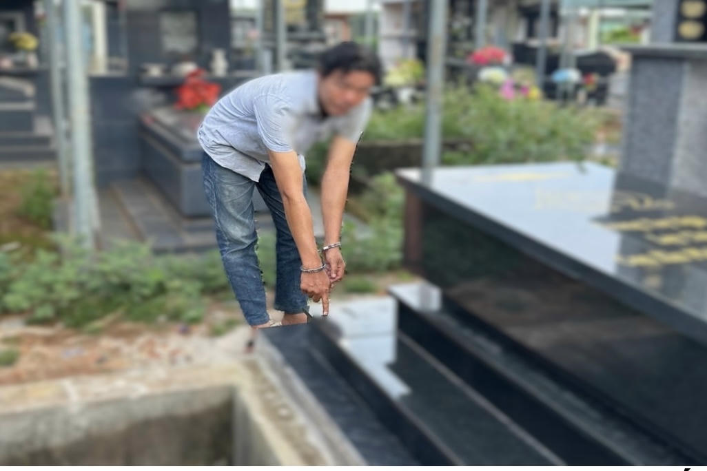 Bắt tạm giam đối tượng đập phá mộ tại Nghĩa trang Núi Đỏ Đối tượng T.M.N tại ngôi mộ ông Ph.H.T. sau khi được gia đình sửa chữa lại