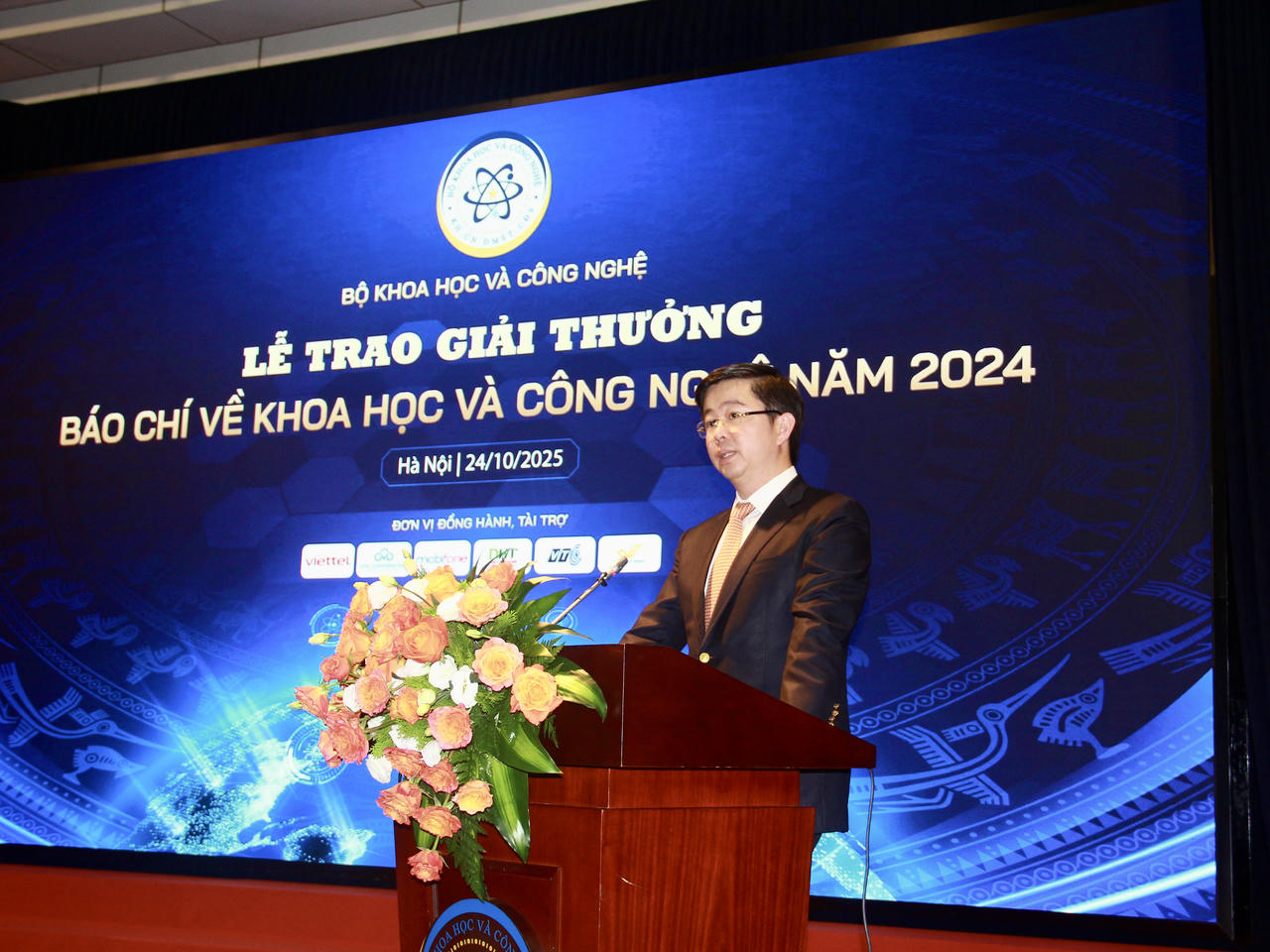 Thứ trưởng Bộ KH&amp;amp;amp;CN B&ugrave;i Ho&agrave;ng Phương ph&aacute;t biểu tại Lễ trao Giải. (Ảnh: BTC)