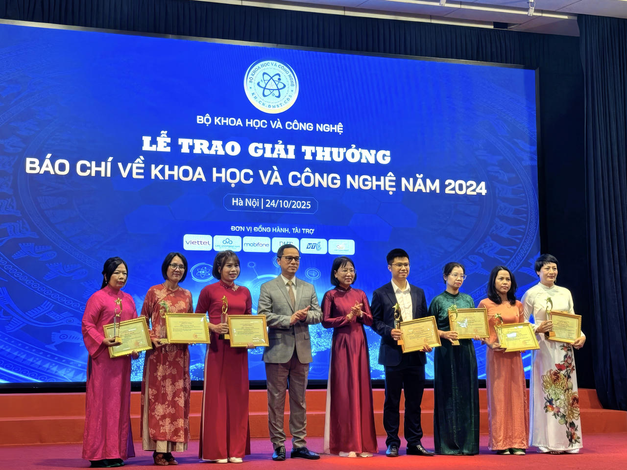 Loạt b&agrave;i &ldquo;Bản quyền văn h&oacute;a thời AI&rdquo; đăng tải tr&ecirc;n số Chủ Nhật ấn phẩm b&aacute;o in B&aacute;o Ph&aacute;p luật Việt Nam được trao giải Khuyến kh&iacute;ch. (Ảnh: PV)