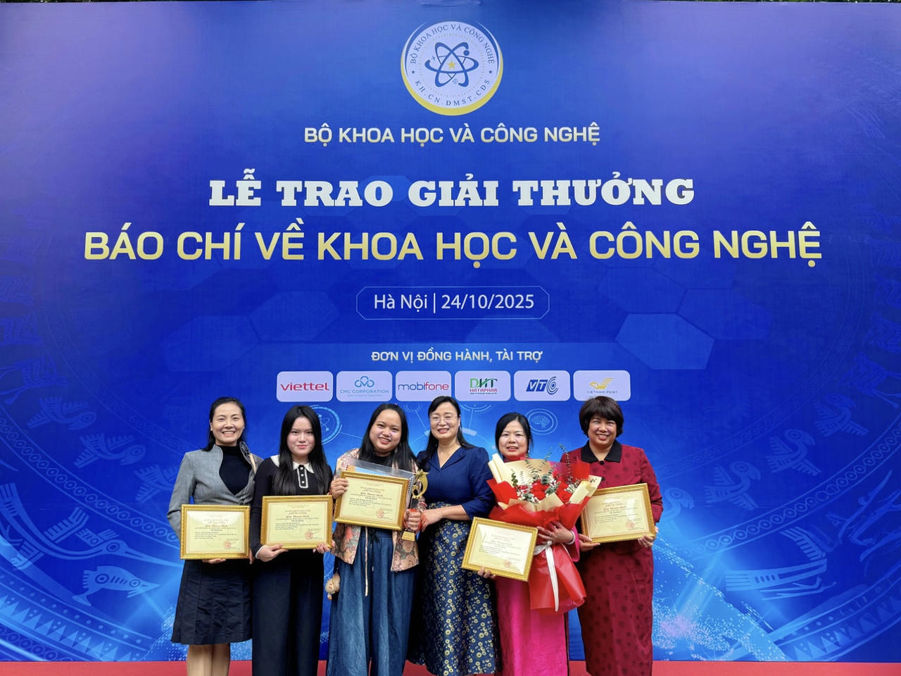 Ph&oacute; Tổng bi&ecirc;n tập B&aacute;o Ph&aacute;p luật Việt Nam Vũ Hồng Thu&yacute; chụp ảnh c&ugrave;ng nh&oacute;m t&aacute;c giả đoạt giải. (Ảnh: PV).