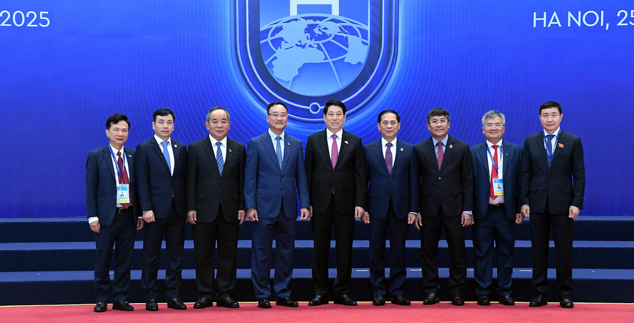 Khai mạc trọng thể Lễ mở ký Công ước của Liên hợp quốc về chống tội phạm mạng Chủ tịch nước Lương Cường, Phó Thủ tướng Bùi Thanh Sơn và đoàn đại biểu Việt Nam dự Lễ mở ký Công ước Hà Nội - Ảnh VGP/Hải Minh