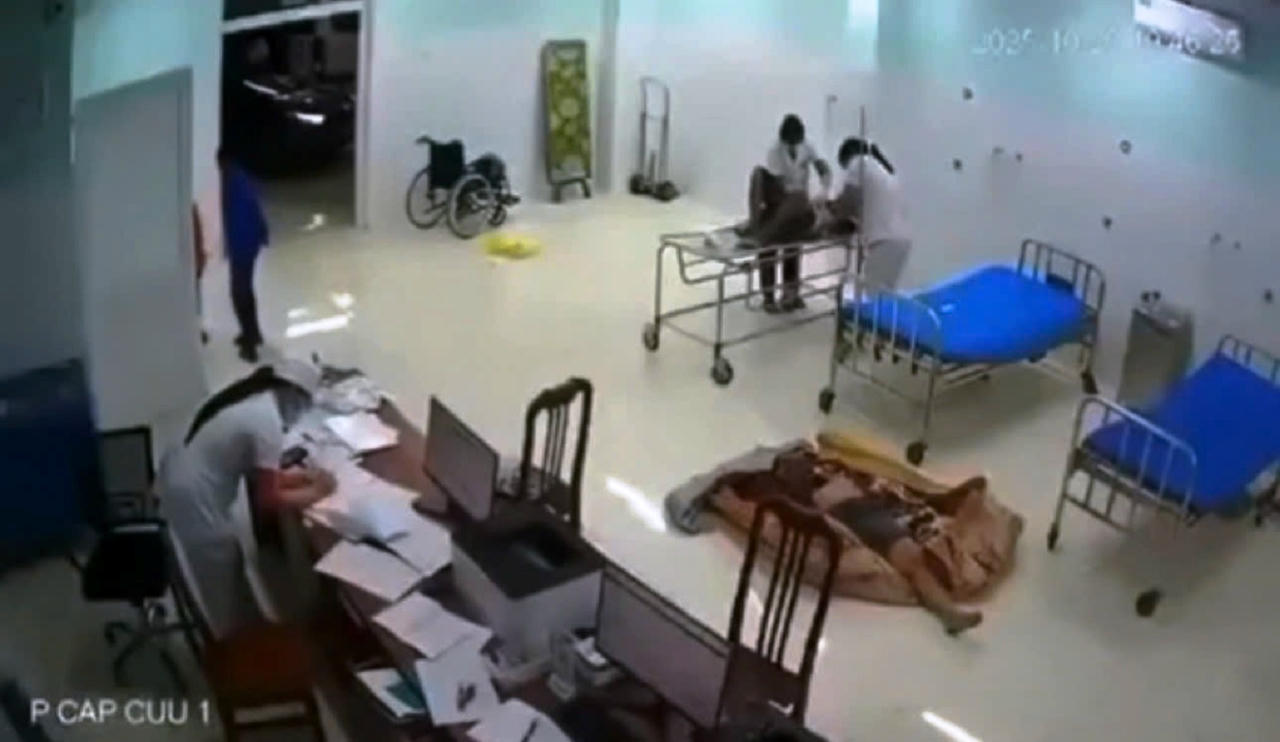 Bắt nghi phạm chém dã man hai người ở Quảng Ngãi sau nhiều giờ truy xét Hai nạn nhân đang được điều trị tại bệnh viện.