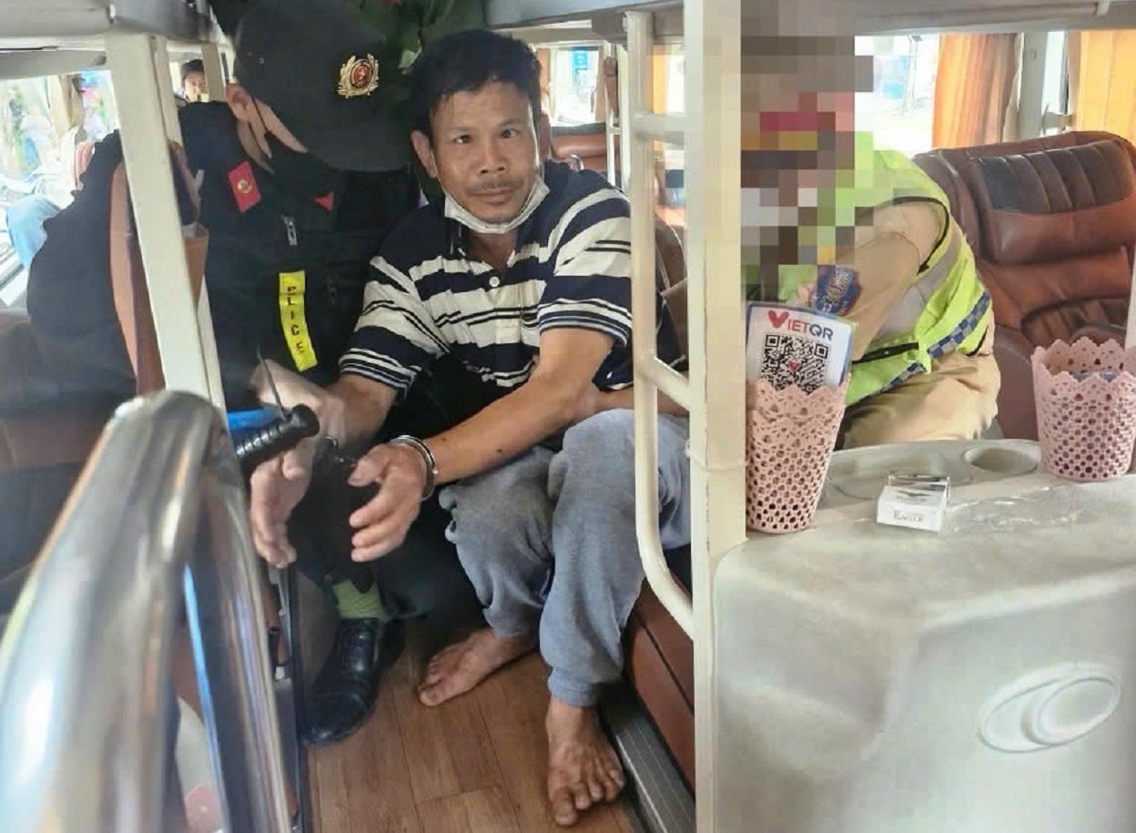Bắt nghi phạm chém dã man hai người ở Quảng Ngãi sau nhiều giờ truy xét Sau khi gây án, nghi phạm Mai Xuân Tùng tìm cách lẫn trốn và bị bắt giữ trên xe khách. 