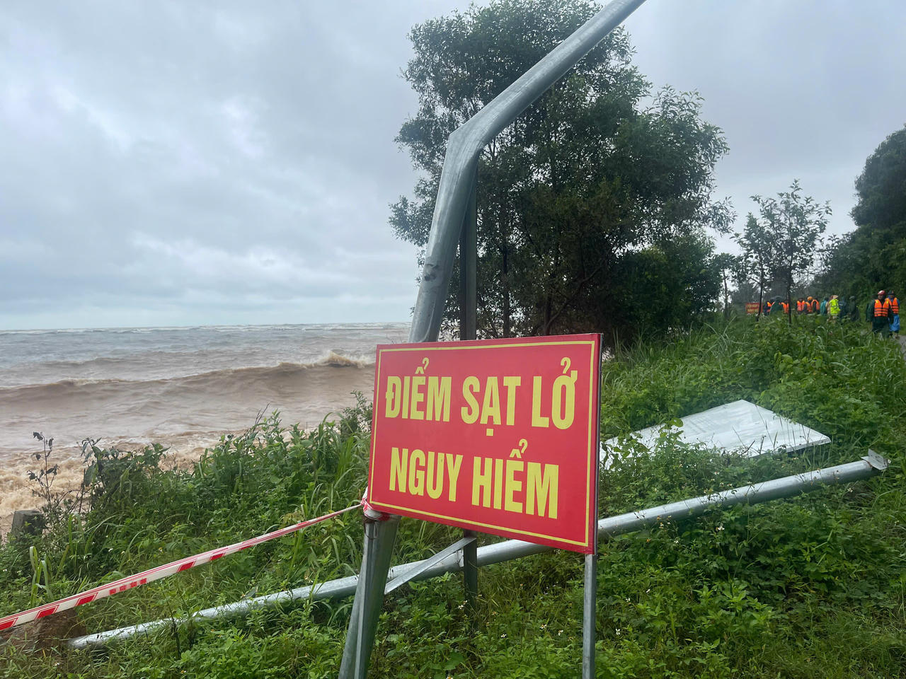 Công bố tình huống khẩn cấp sạt lở bờ biển ở xã Phú Lộc (TP Huế) Cơ quan chức năng cắm biển cảnh báo trước tình trạng bờ biển bị sạt lở nghiêm trọng do hoàn lưu bão số 12.