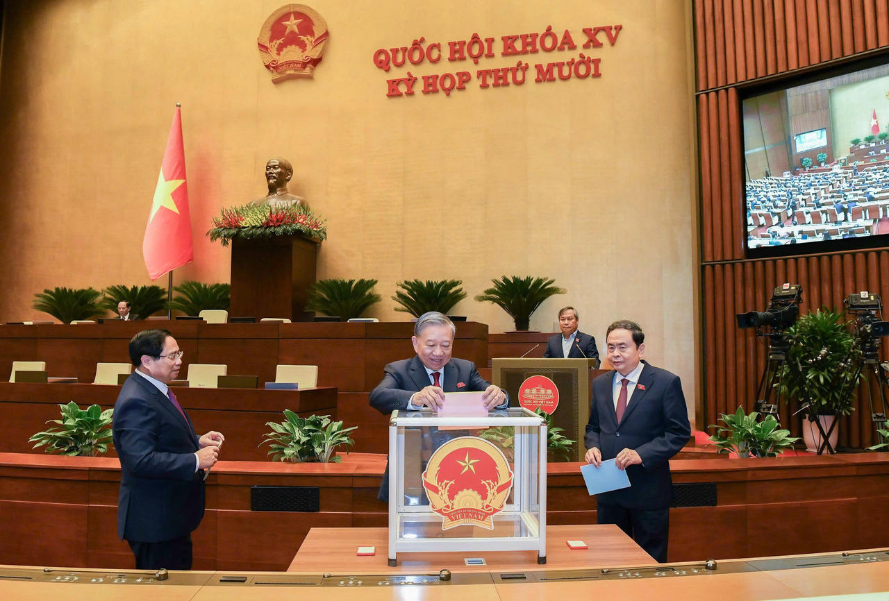 Quốc hội phê chuẩn bổ nhiệm 2 Phó Thủ tướng Chính phủ Tổng Bí thư Tô Lâm, Thủ tướng Phạm Minh Chính, Chủ tịch Quốc hội Trần Thanh Mẫn bỏ phiếu. (Ảnh: quochoi.vn)