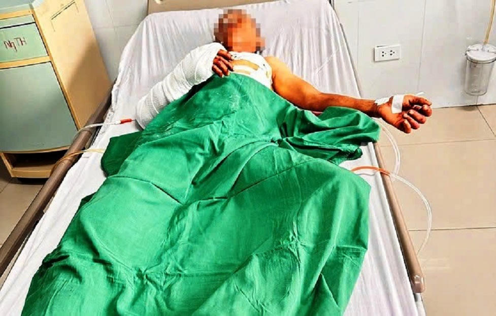 Bắt nghi phạm chém dã man hai người ở Quảng Ngãi sau nhiều giờ truy xét Nhờ được phẫu thuật kịp thời, đến sáng 24/10, sức khỏe cả hai đã tạm ổn định.