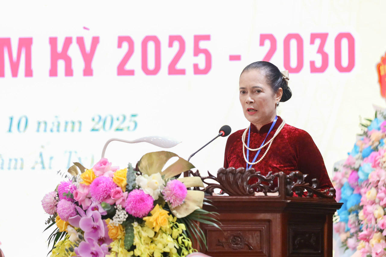 Đại hội lần thứ I Hội Bảo vệ và phát huy di sản “Thực hành Tín ngưỡng thờ Mẫu Tam phủ của người Việt” Nghệ nhân ưu tú Trần Thị Huệ phát biểu tại Đại hội