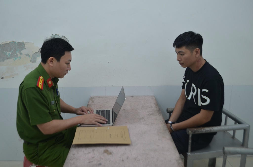 Nguyên nhân người đàn ông dùng dao tấn công 5 người tại Bệnh viện Sản Nhi Nghệ An Bàn Văn Vỹ tại CQĐT (ảnh Công an cung cấp)