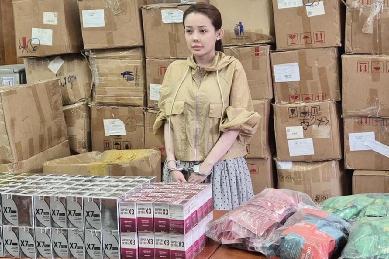 Liên minh Niềm tin số ngăn chặn KOL lừa đảo trực tuyến Ngân 98 và tang vật bị thu giữ. (Nguồn: CQCA)