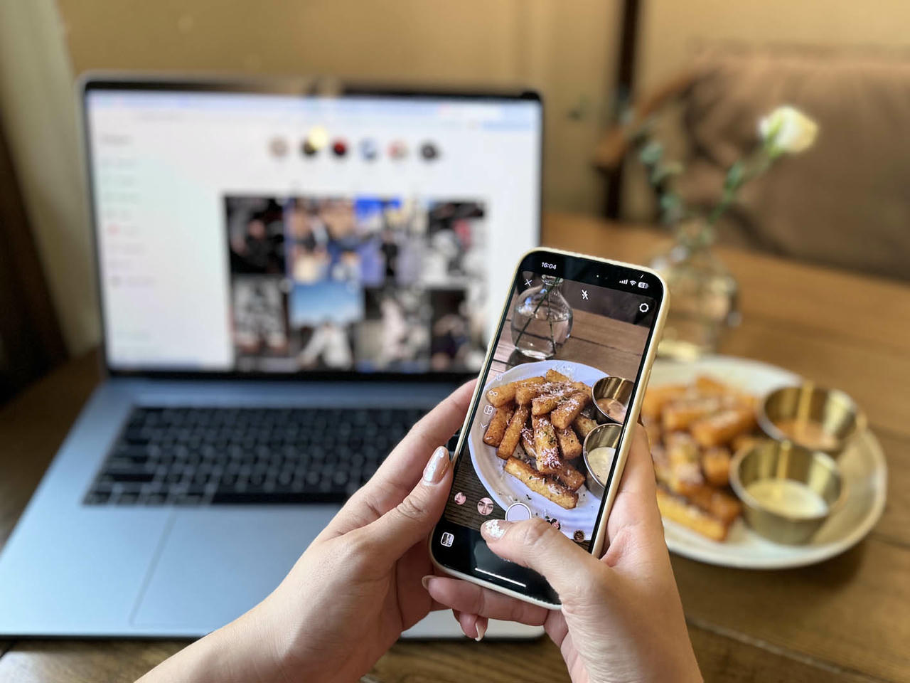Cuộc sống thứ hai trên không gian mạng Con người dễ rơi vào áp lực về hình ảnh cá nhân khi “sống ảo”. (Nguồn: PV)