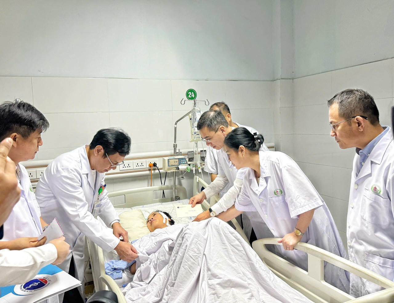 Nguyên nhân người đàn ông dùng dao tấn công 5 người tại Bệnh viện Sản Nhi Nghệ An Một nhân viên y tế đang được điều trị tại bệnh viện.
