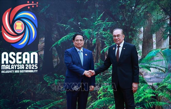 Thủ tướng Phạm Minh Chính bắt đầu các hoạt động tại Hội nghị Cấp cao ASEAN 47 Thủ tướng Malaysia Anwar Ibrahim nhiệt liệt chào đón Thủ tướng Phạm Minh Chính tham dự Hội nghị Cấp cao ASEAN lần thứ 47 và các hội nghị cấp cao liên quan - Ảnh: VGP/Nhật Bắc