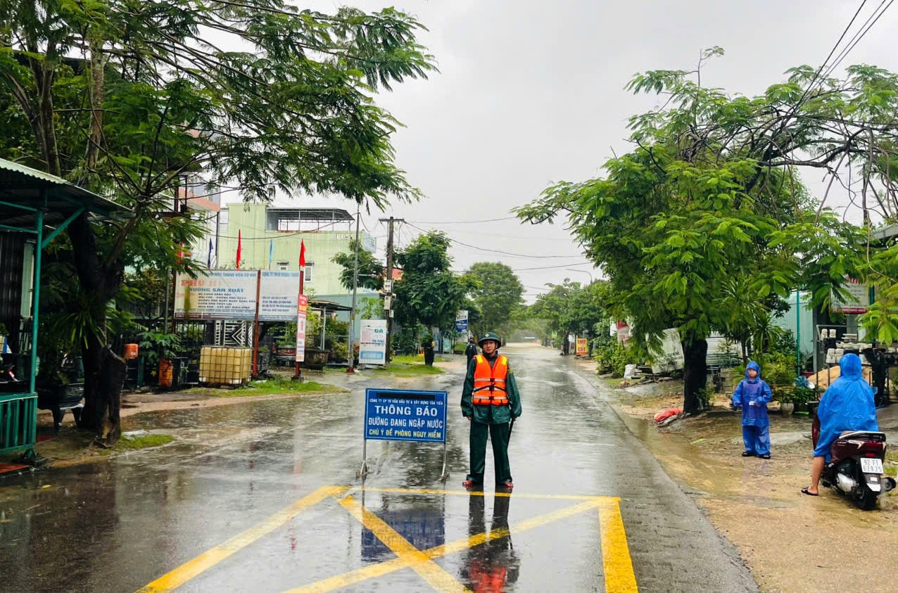 Mất liên lạc với 600 hộ dân xã Trà Leng cũ, lũ dâng chia cắt nhiều khu vực ở Đà Nẵng Mất liên lạc với 600 hộ dân xã Trà Leng cũ, lũ dâng chia cắt nhiều khu vực ở Đà Nẵng