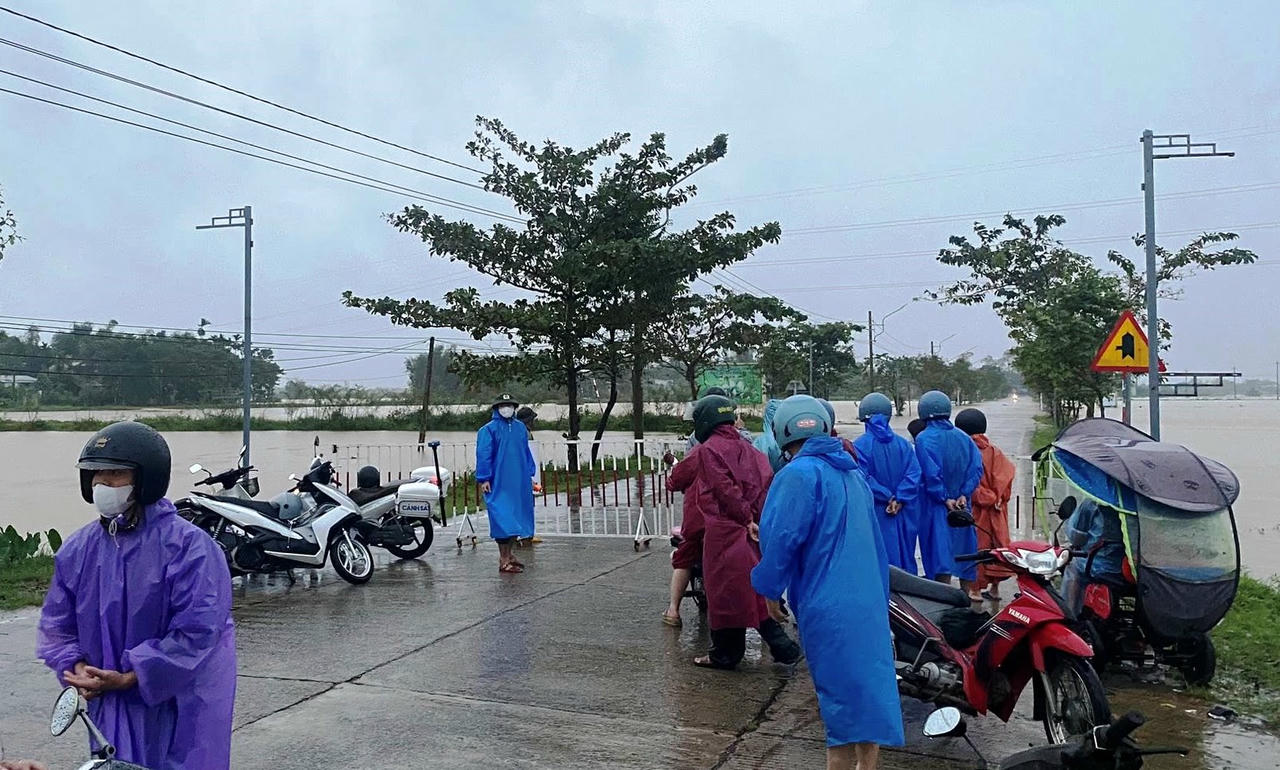 Mất liên lạc với 600 hộ dân xã Trà Leng cũ, lũ dâng chia cắt nhiều khu vực ở Đà Nẵng Mất liên lạc với 600 hộ dân xã Trà Leng cũ, lũ dâng chia cắt nhiều khu vực ở Đà Nẵng
