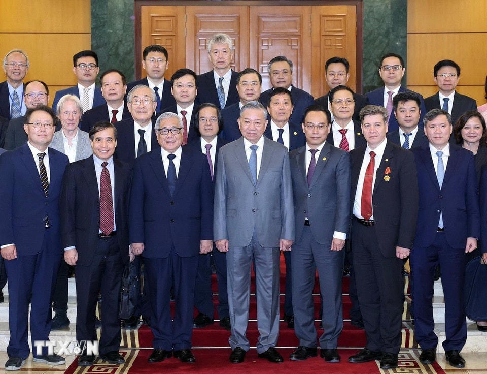 Tổng Bí thư Tô Lâm:  Tổng Bí thư Tô Lâm và các đại biểu ttham dự cuộc tiếp chụp ảnh lưu niệm. Ảnh: Thống Nhất/TTXVN