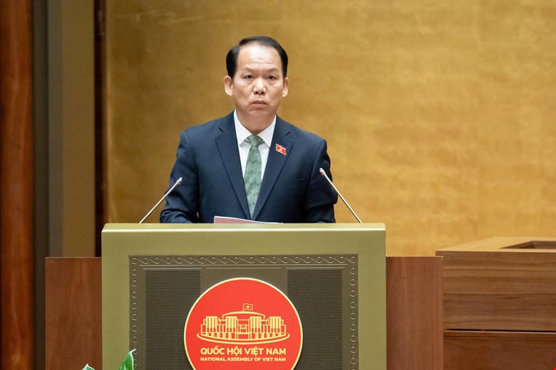 Đề xuất bổ sung quyền của phạm nhân được hiến bộ phận cơ thể, lưu trữ trứng, tinh trùng Chủ nhiệm Ủy ban Pháp luật và Tư pháp Hoàng Thanh Tùng trình bày báo cáo thẩm tra dự án Luật.