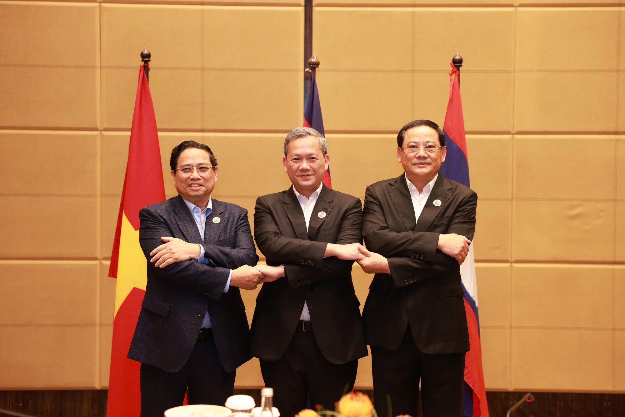 Ba Thủ tướng Việt Nam, Campuchia, Lào: Việc giữ gìn và phát huy truyền thống đoàn kết, gắn bó giữa 3 nước càng cần thiết và quan trọng trong bối cảnh hiện nay Thủ tướng Chính phủ Phạm Minh Chính và Thủ tướng Campuchia Hun Manet, Thủ tướng Lào Sonexay Siphandone - Ảnh: VGP/Nhật Bắc