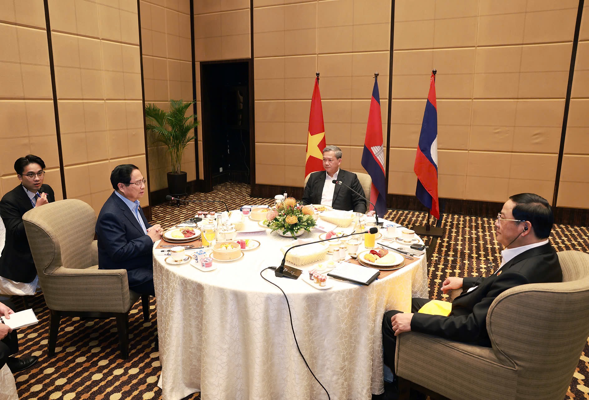 Ba Thủ tướng Việt Nam, Campuchia, Lào: Việc giữ gìn và phát huy truyền thống đoàn kết, gắn bó giữa 3 nước càng cần thiết và quan trọng trong bối cảnh hiện nay Ba Thủ tướng trao đổi về các lĩnh vực hợp tác chung và các vấn đề quốc tế, khu vực cùng quan tâm - Ảnh: VGP/Nhật Bắc