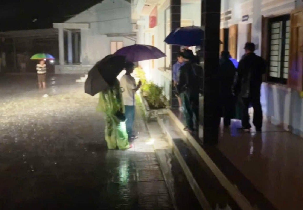 Đồi sau trụ sở xã Trà Leng, Đà Nẵng sạt lở, di dời khẩn trong đêm Huy động lực lượng để di dời tài sản tại trụ sở UBND xã Trà Leng mới.