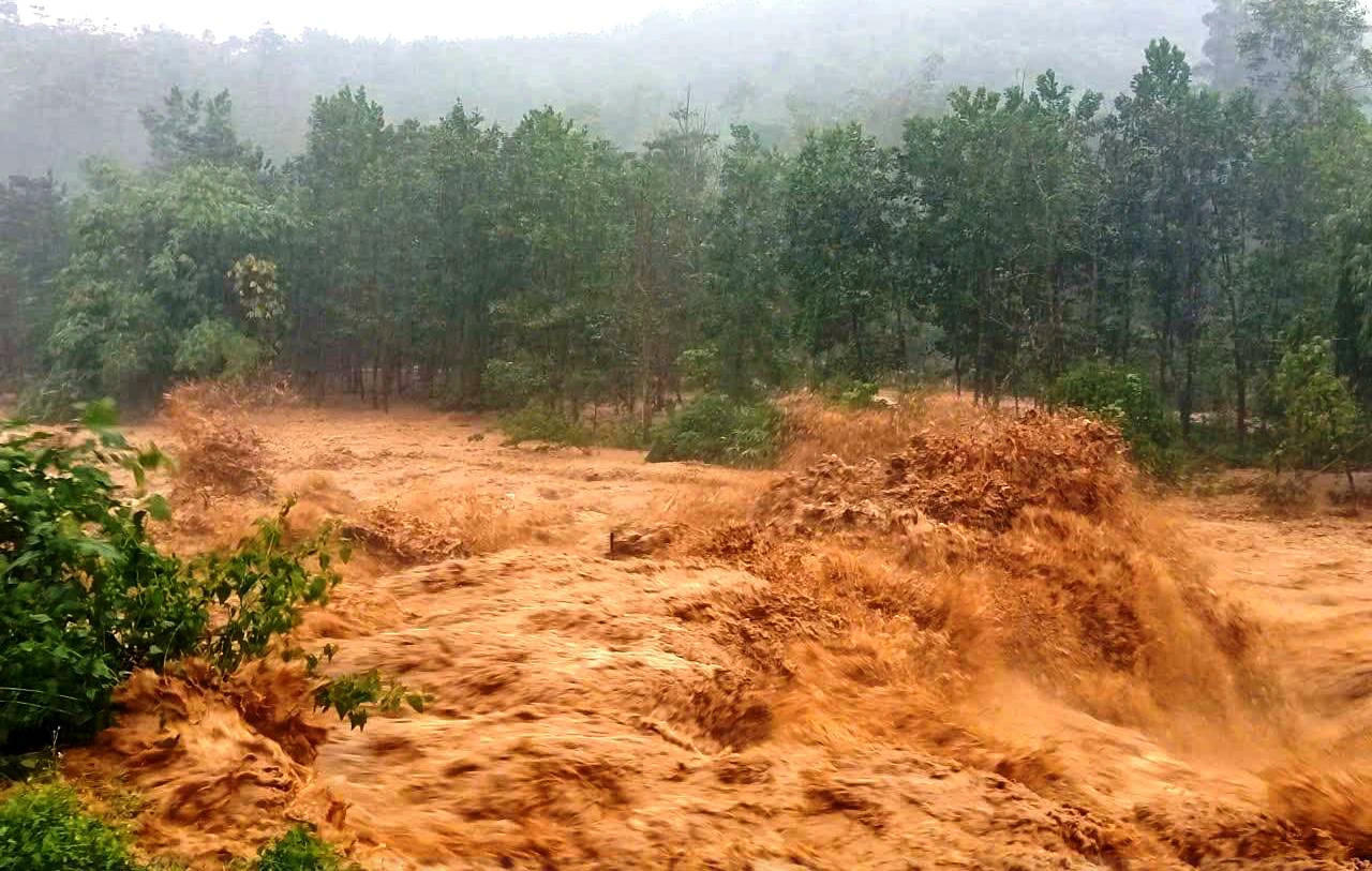 Đồi sau trụ sở xã Trà Leng, Đà Nẵng sạt lở, di dời khẩn trong đêm Nước lũ trên thượng nguồn đổ về cuồn cuộn.