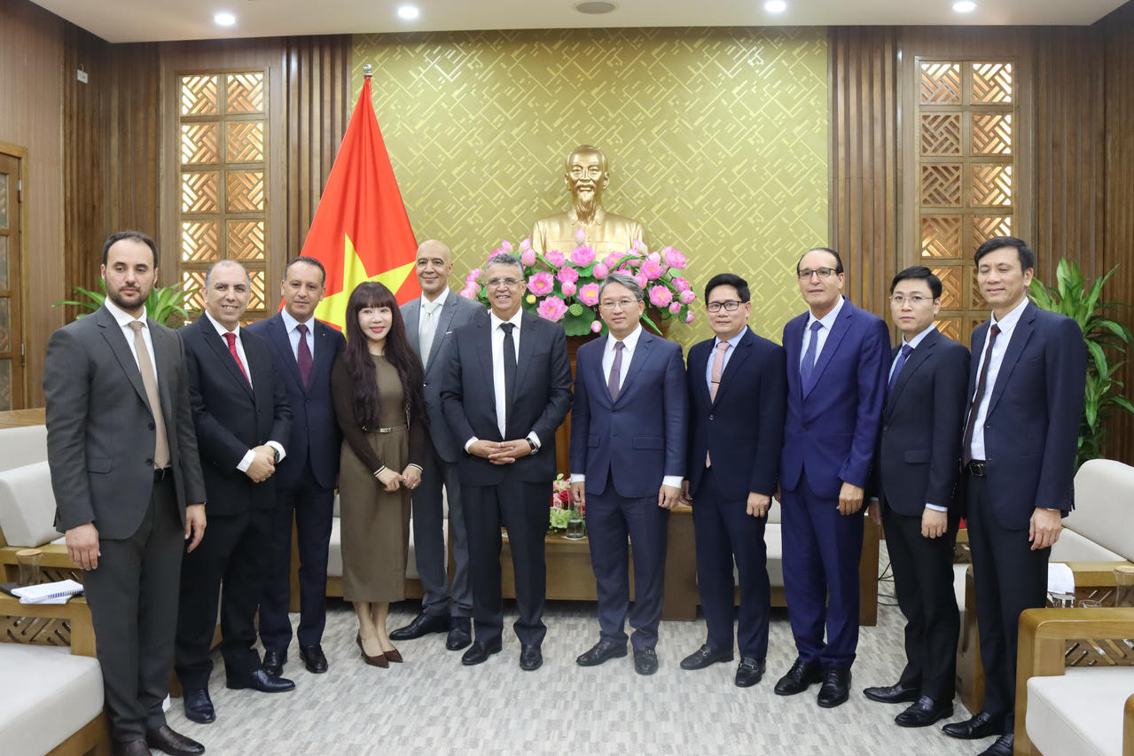 Tăng cường quan hệ hợp tác pháp luật và tư pháp giữa Việt Nam - Ma-rốc Bộ trưởng Nguyễn Hải Ninh, Bộ trưởng Abdellatif Ouahbi chụp ảnh lưu niệm cùng đại biểu hai nước.