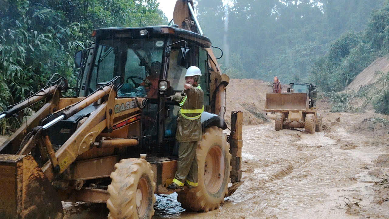 Miền Trung tập trung ứng phó, khắc phục hậu quả mưa lũ, sạt lở Đường Hồ Chí Minh qua miền Trung bị sạt lở nghiêm trọng, ách tắc giao thông. (Ảnh: Lê Sơn)