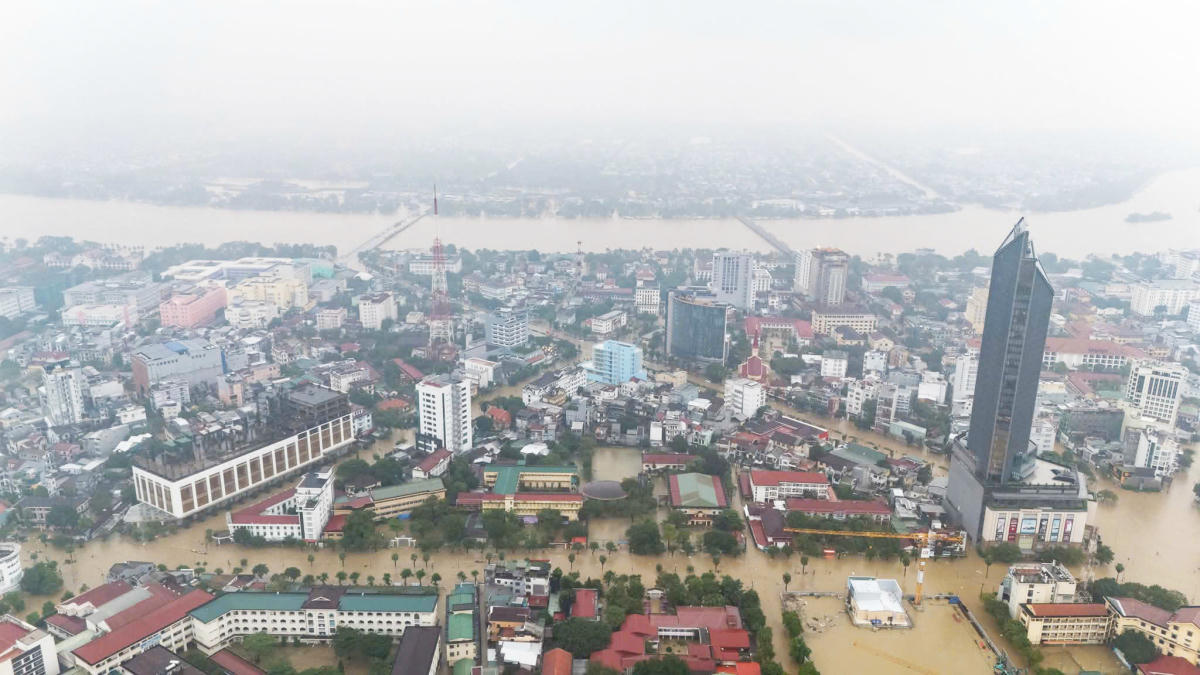 Miền Trung tập trung ứng phó, khắc phục hậu quả mưa lũ, sạt lở Cảnh tượng ngập lụt tại trung tâm TP Huế. (Ảnh: Đức Hiếu)