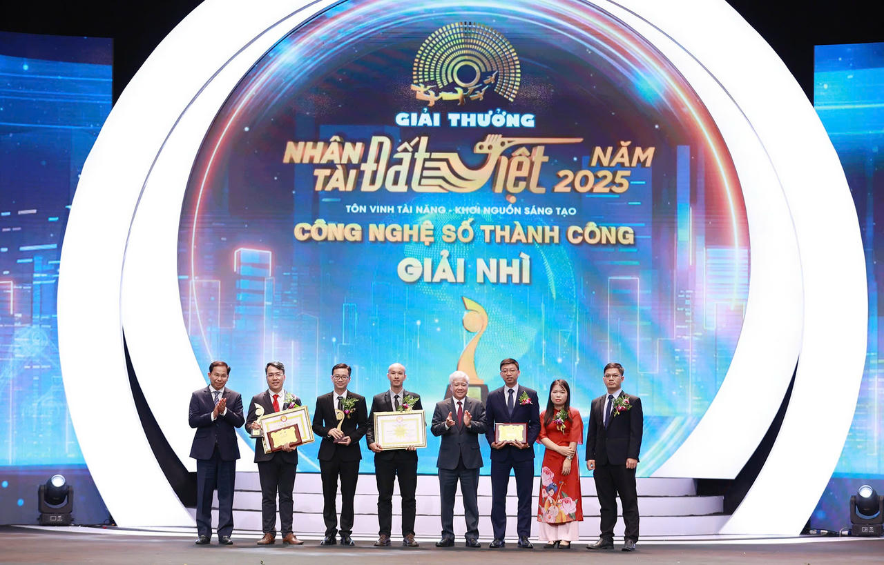 Giải thưởng Nhân tài Đất Việt 2025: Tôn vinh trí tuệ Việt, khơi nguồn sáng tạo vì tương lai đất nước Chủ tịch Ủy ban Trung ương Mặt trận Tổ quốc Việt Nam Đỗ Văn Chiến trao giải Nhì trong lĩnh vực Công nghệ số cho các tác giả. (Ảnh: BTC)