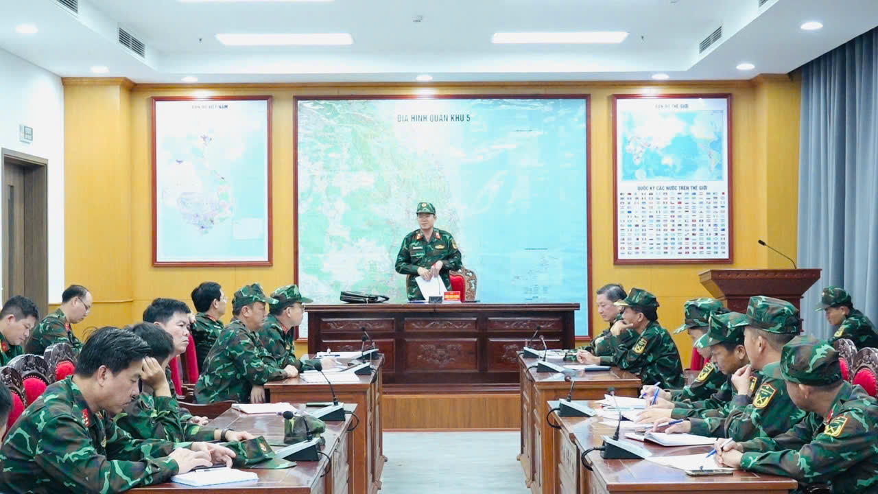 Quân khu 5 hành quân xuyên đêm ứng cứu dân vùng lũ Bộ Tư lệnh Quân khu họp bàn, triển khai các phương án phòng chống mưa lũ trên địa bàn trong đêm