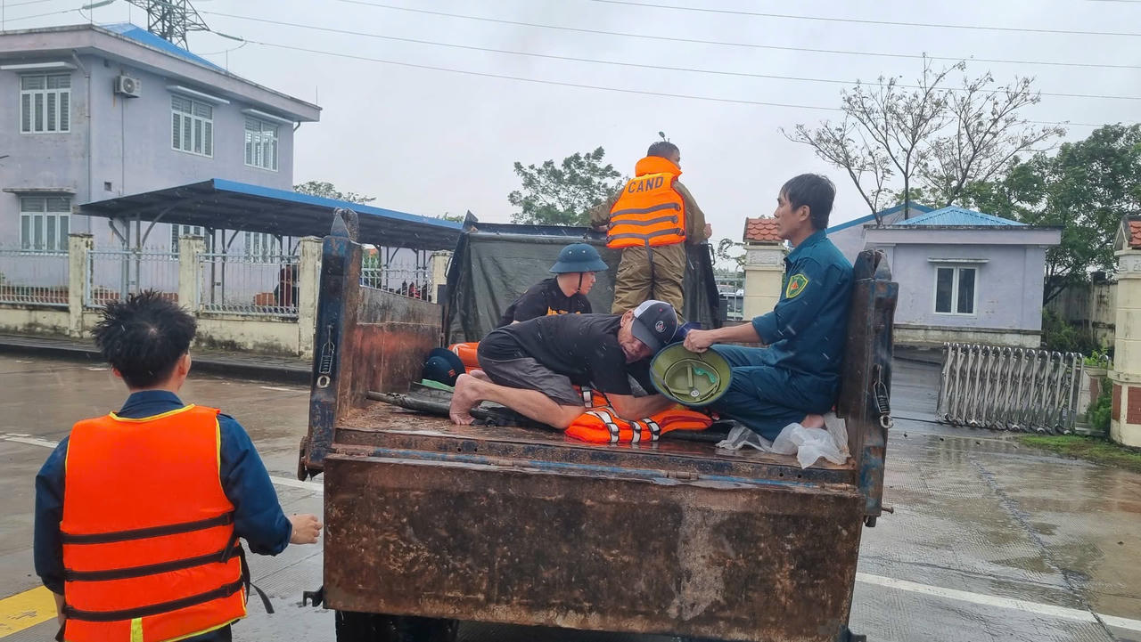 8 người trong một gia đình ở Đà Nẵng bị ngạt khí nghi do máy nổ phát điện trong lũ Lực lượng chức năng đưa các nạn nhân đi cấp cứu.