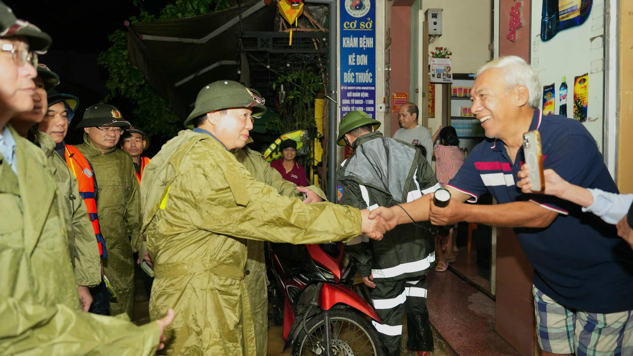 Phó Thủ tướng Trần Hồng Hà thị sát tâm lũ, động viên bà con thành phố Huế Người dân Huế xúc động khi được Phó Thủ tướng thăm khi trời tối