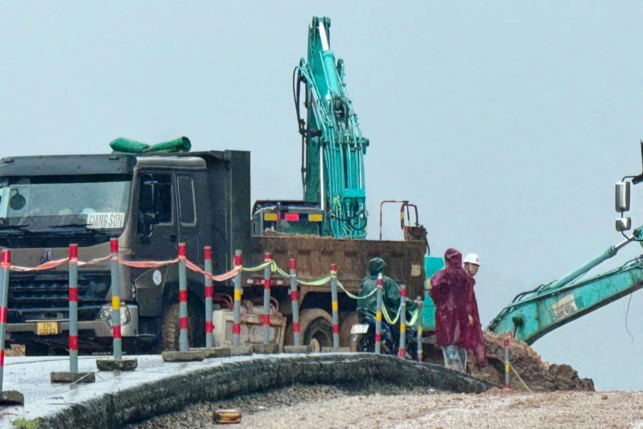 Sạt lở nghiêm trọng trên cao tốc La Sơn – Hòa Liên, hàng nghìn mét khối đất đá tràn xuống đường Sạt lở nghiêm trọng trên cao tốc La Sơn – Hòa Liên, hàng nghìn mét khối đất đá tràn xuống đường