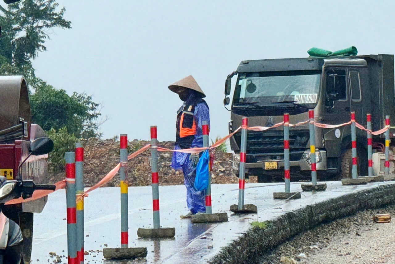 Sạt lở nghiêm trọng trên cao tốc La Sơn – Hòa Liên, hàng nghìn mét khối đất đá tràn xuống đường Sạt lở nghiêm trọng trên cao tốc La Sơn – Hòa Liên, hàng nghìn mét khối đất đá tràn xuống đường