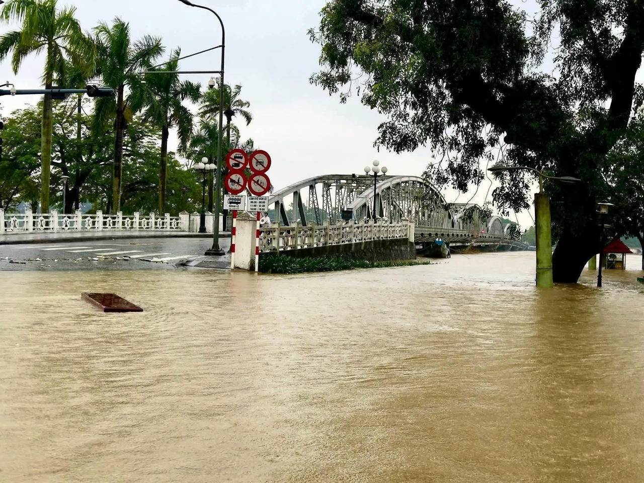 Mưa lũ ở TP Huế khiến 1 người tử vong, 1 bé gái mất tích Nước lũ trên sông Hương vẫn cao hơn mức báo động 3, gần chạm gầm cầu Trường Tiền.