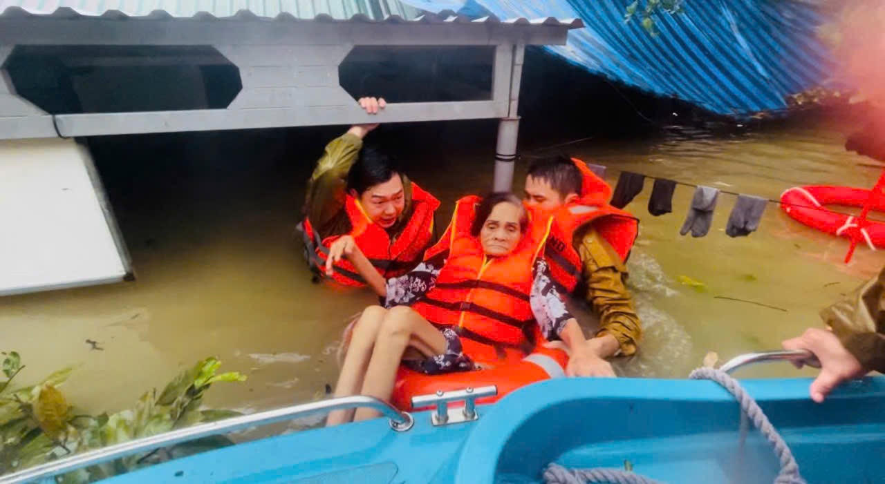 Mưa lũ ở TP Huế khiến 1 người tử vong, 1 bé gái mất tích Lực lượng chức năng hỗ trợ dân đến nơi an toàn.
