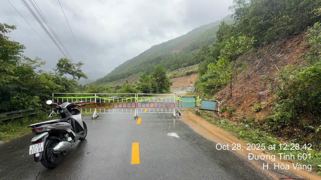 Sạt lở nghiêm trọng trên cao tốc La Sơn – Hòa Liên, hàng nghìn mét khối đất đá tràn xuống đường Sạt lở nghiêm trọng trên cao tốc La Sơn – Hòa Liên, hàng nghìn mét khối đất đá tràn xuống đường