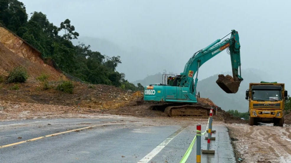 Sạt lở nghiêm trọng trên cao tốc La Sơn – Hòa Liên, hàng nghìn mét khối đất đá tràn xuống đường Sạt lở nghiêm trọng trên cao tốc La Sơn – Hòa Liên, hàng nghìn mét khối đất đá tràn xuống đường