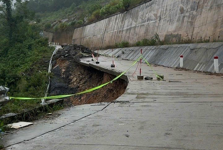 Sạt lở nghiêm trọng trên cao tốc La Sơn – Hòa Liên, hàng nghìn mét khối đất đá tràn xuống đường Sạt lở nghiêm trọng trên cao tốc La Sơn – Hòa Liên, hàng nghìn mét khối đất đá tràn xuống đường