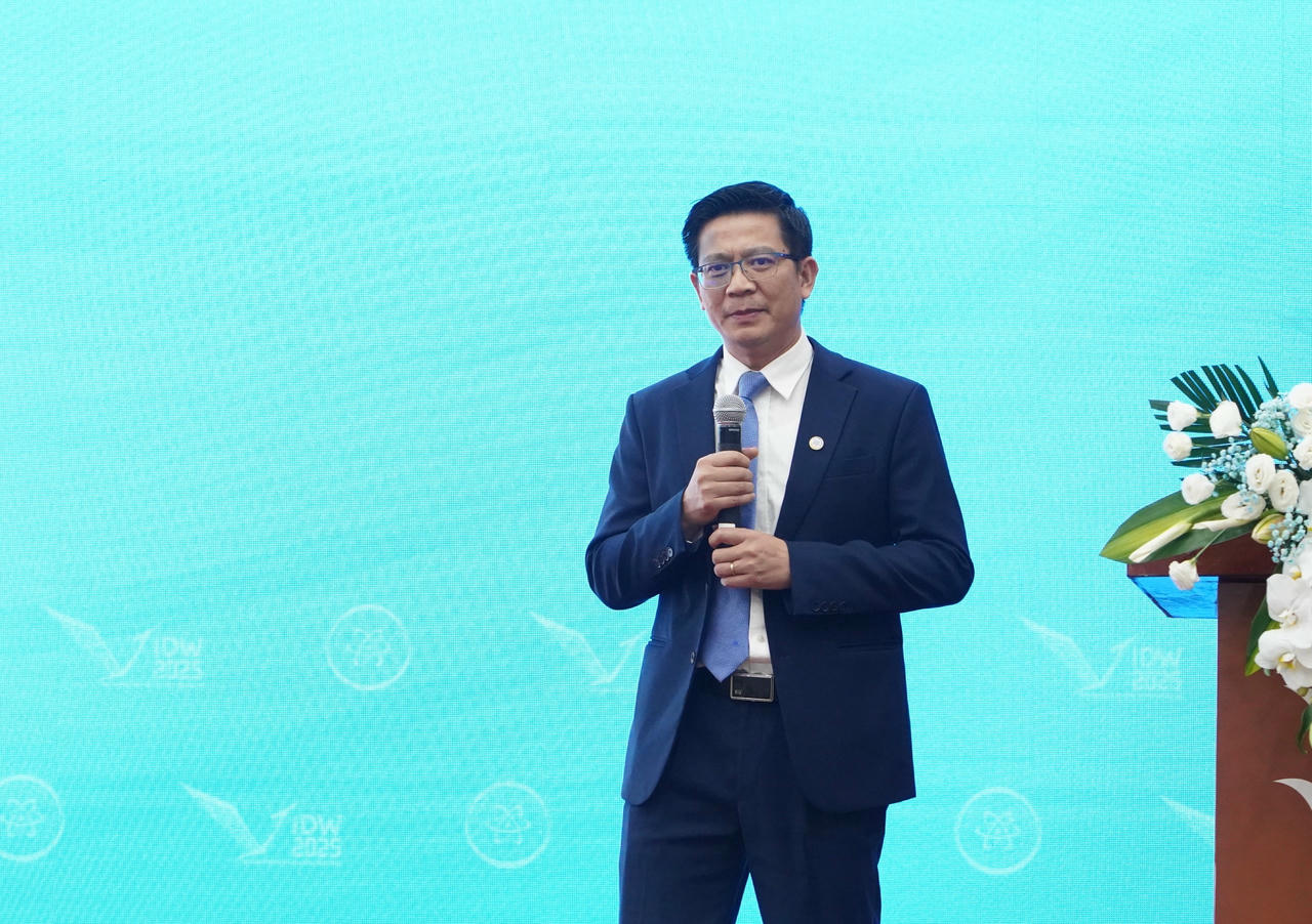 Việt Nam khẳng định vai trò tiên phong trong kiến tạo hệ sinh thái 5G - AI khu vực Ông Lê Văn Tuấn, Cục trưởng Cục Tần số vô tuyến điện trình bày tại Hội nghị