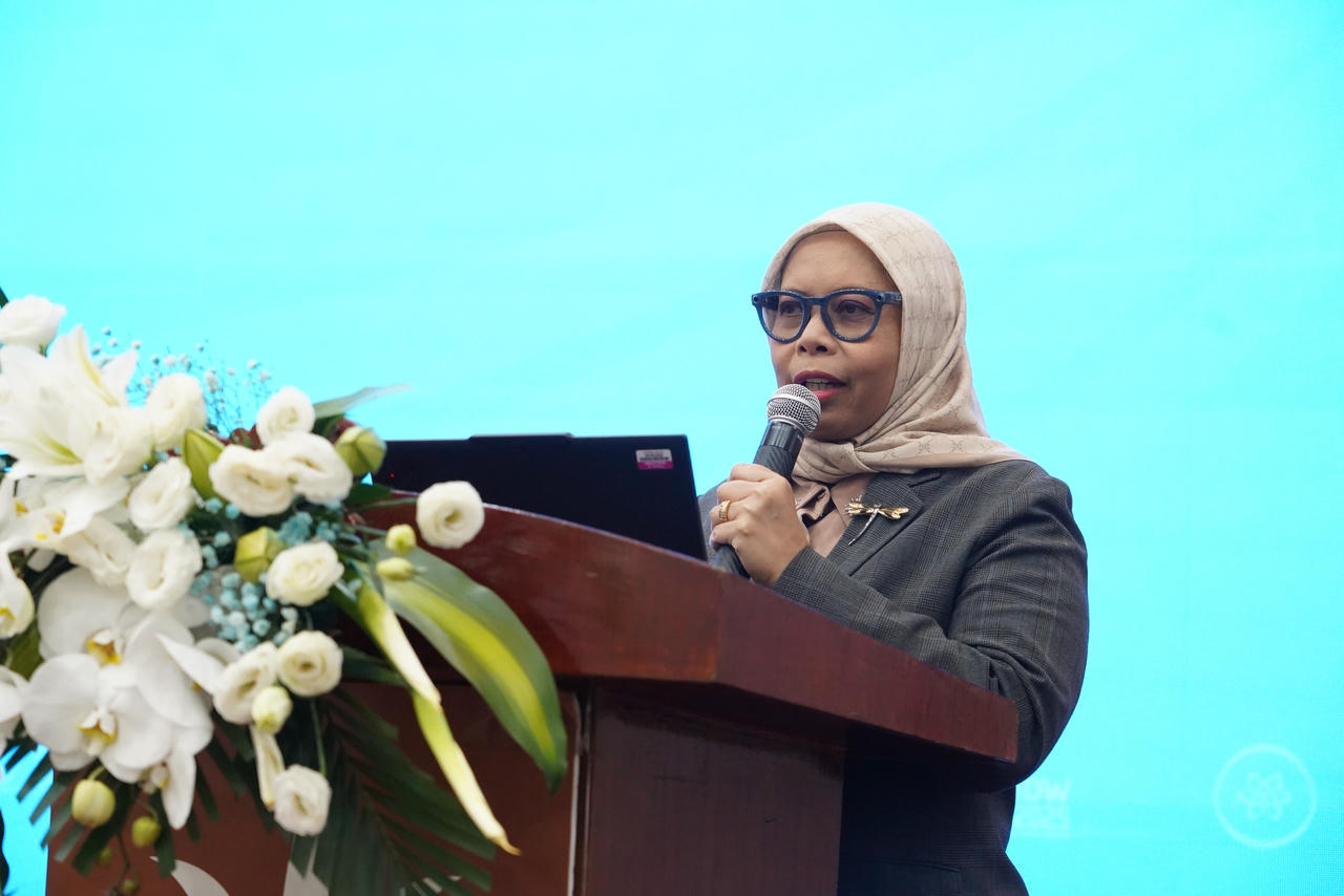 Việt Nam khẳng định vai trò tiên phong trong kiến tạo hệ sinh thái 5G - AI khu vực Bà Nies Puwati, Giám đốc Quan hệ Chính phủ Khu vực Đông Nam Á Qualcomm trình bày tại Hội nghị.